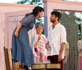 Poetenpack Potsdam, Heckentheater. "Der Kirschgarten" von Anton Tschechow. Regie: Regie: Andreas Hueck. Bühnenbild, Kostüme: Janet Kirsten. Besetzung: Gundi-Anna Schick, Alexandra Maria Johannknecht, Marie Luise Stahl, Teo Vadersen, Stefan Wilde, Eneko Sanz, Mirja Henking, Max Kroll, Willi Händler, Arne Assmann (Musiker). Premiere: 26.06.2026 Copyright: Marcus Lieberenz/bildbuehne.de (Veroeffentlichung nur gegen Honorar und Belegexemplar!)