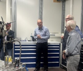 Prof. Dr. Roel van de Krol erläutert die Laborarbeit seines internationalen Teams in der Experimentierhalle.
