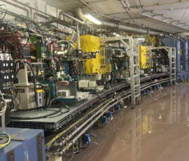 Synchrotron - ein Ring-Teilchenbeschleuniger, in dem geladene Teilchen (Elektronen, Protonen oder Ionen) auf einer geschlossenen Kreisbahn immer wieder durch elektrische Felder beschleunigt werden, während Magnetfelder sie auf diese Bahn halten.