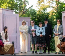 Poetenpack Potsdam, Heckentheater. "Der Kirschgarten" von Anton Tschechow. Regie: Regie: Andreas Hueck. Bühnenbild, Kostüme: Janet Kirsten. Besetzung: Gundi-Anna Schick, Alexandra Maria Johannknecht, Marie Luise Stahl, Teo Vadersen, Stefan Wilde, Eneko Sanz, Mirja Henking, Max Kroll, Willi Händler, Arne Assmann (Musiker). Premiere: 26.06.2026 Copyright: Marcus Lieberenz