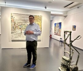 Markus Wicke vor dem Bild „Alter Markt im Winter"