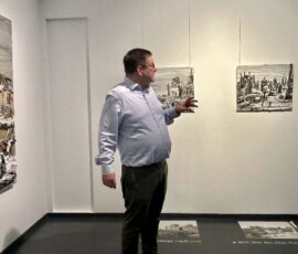 Schwarz Weiß-Gemälde als Brücke in die Vergangenheit des Alten Marktes. Für diesen Brückenschlag in die von Zerstörung und nicht ge glückten Neuplanungen geprägte Geschichte des Platzes reproduzierte Lehmpfuhl sechs historische Fotos.
